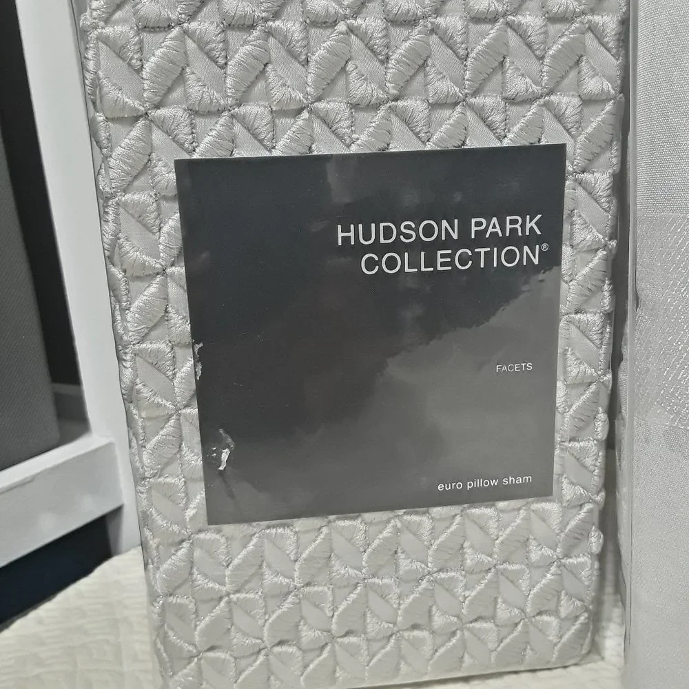 Hudson Park Facets King Bedding Collection - 7 pieces.